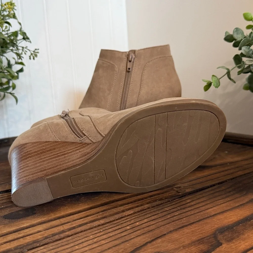 NWT Madden Girl Greteel Tan Wedge Booties